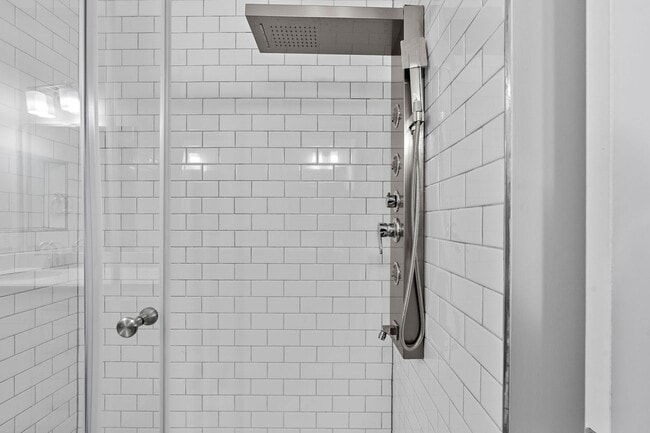 Building Photo - Available Now! 4 Bed, 3.5 Bath, Convenient Charlotte Park location!