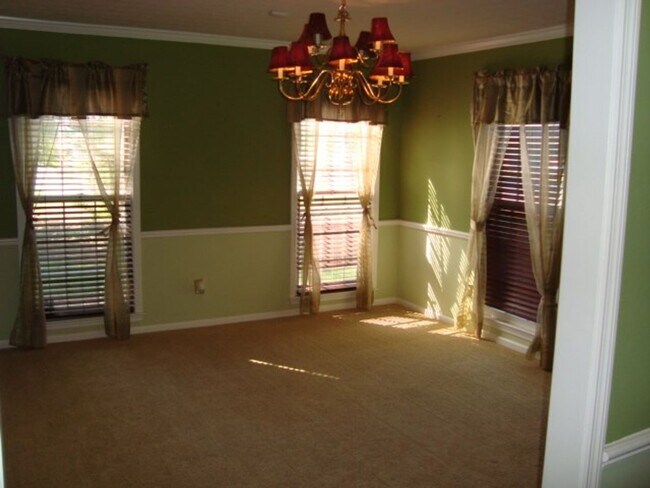 Building Photo - 4 Bedroom 2.5 Bath Home available to rent!