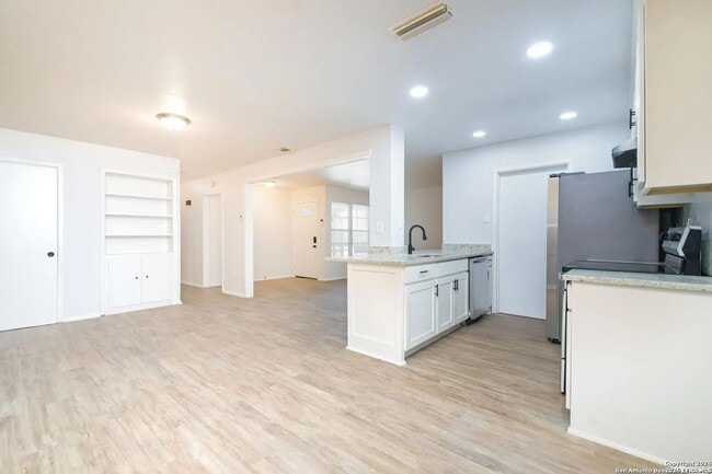 Building Photo - Modern 4-Bedroom House Near Leon Valley