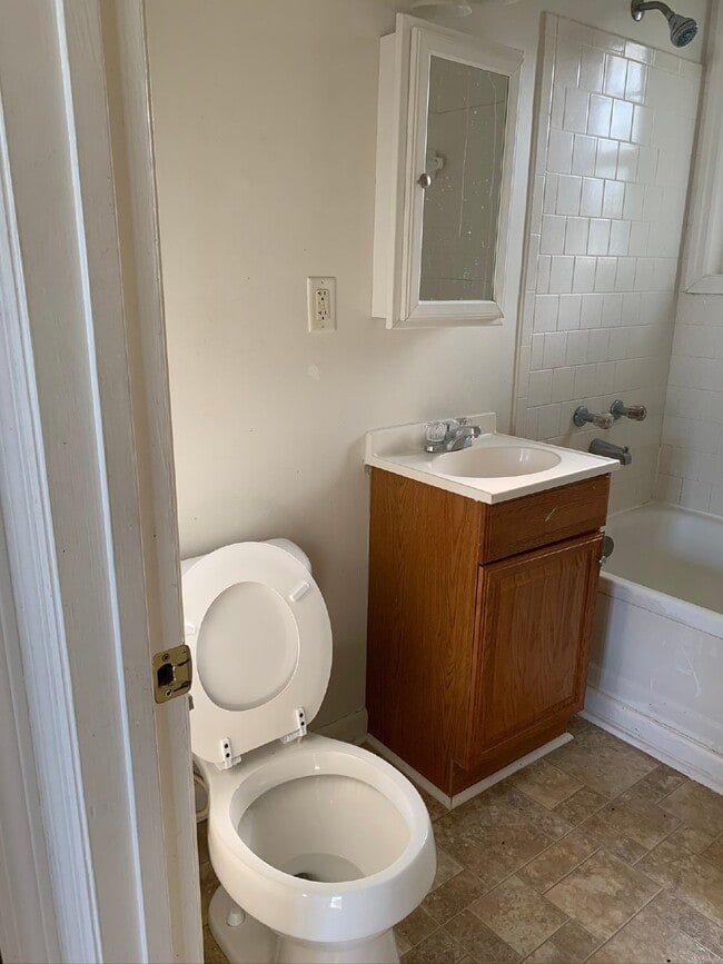 Building Photo - Apartment For Rent