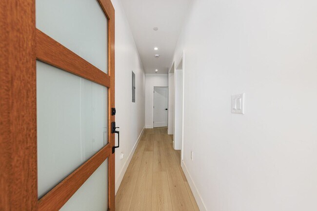 Building Photo - 1259 S Longwood Ave