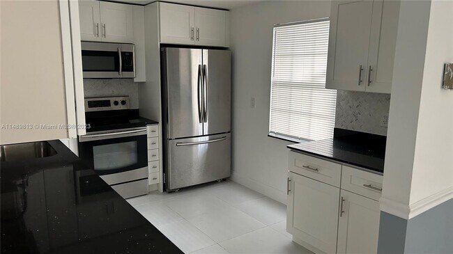 Building Photo - 800 E Cypress Ln