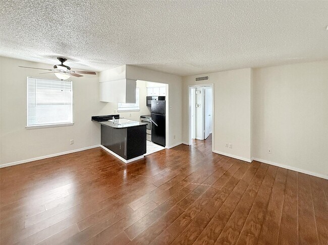 Building Photo - 4811 Live Oak St