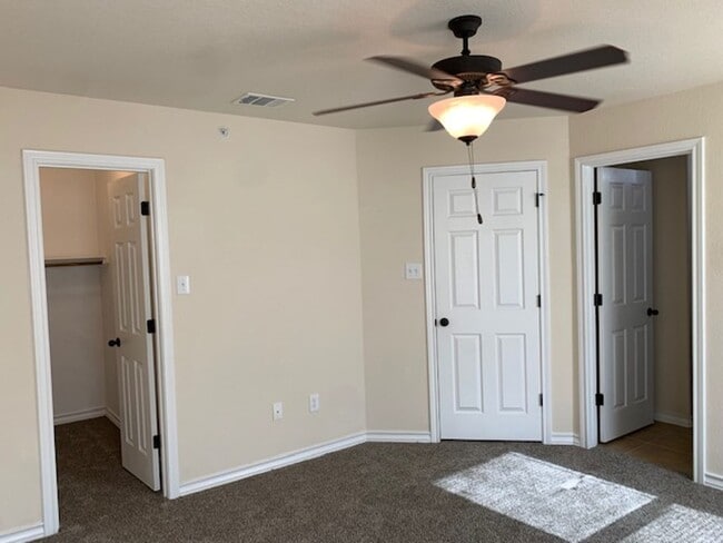 Building Photo - Town home for rent