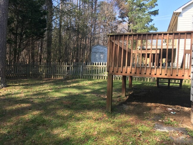 Building Photo - PET FRIENDLY-3 BEDROOM WITH DOWNSTAIRS PRIMARY SUITE- 717 St.Catherines~3 brm 2.5 bath~wood burni...