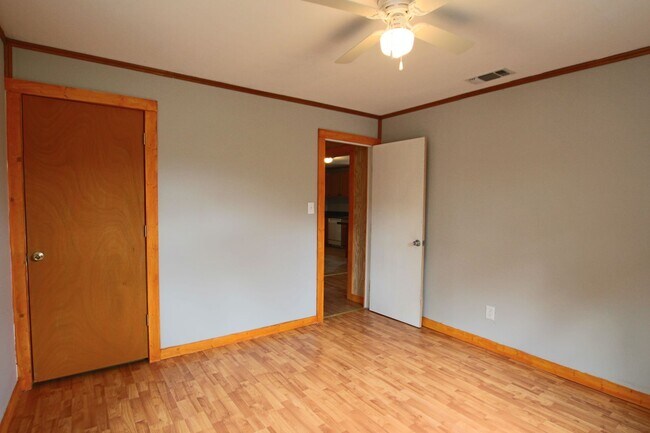 Building Photo - Coming Soon! 3 Bedroom 2 Bath in Bullard! Large Shop!