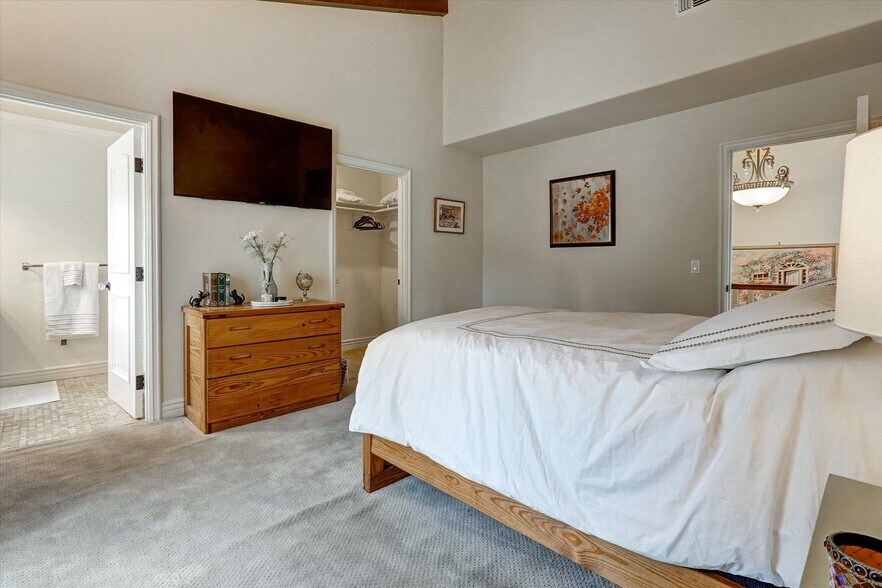 Building Photo - 4751 Topeka Dr