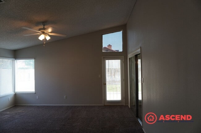 Building Photo - Beautiful 3 Bedroom Home Off Gosford!