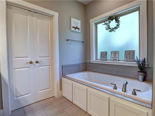 Building Photo - 13 Kiswick Dr