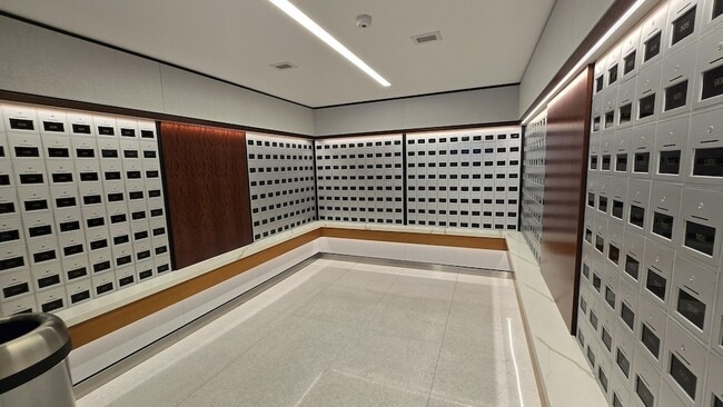 Building Photo - 400 E Randolph St