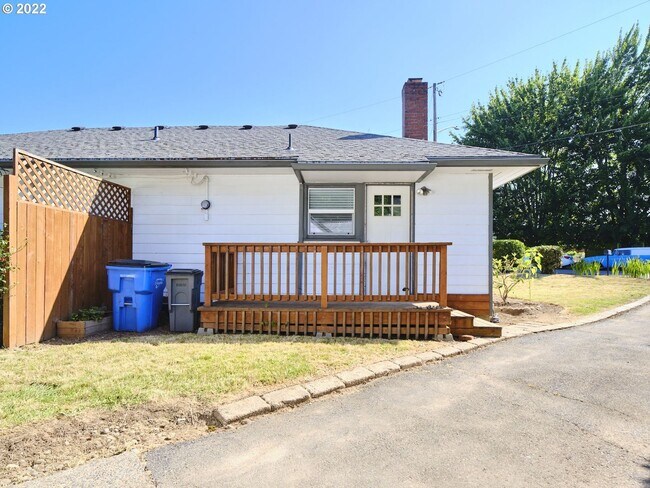 Building Photo - r3008unanderavev