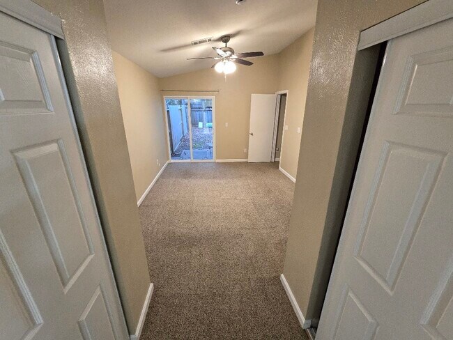 Building Photo - 93 W High Oaks Cir