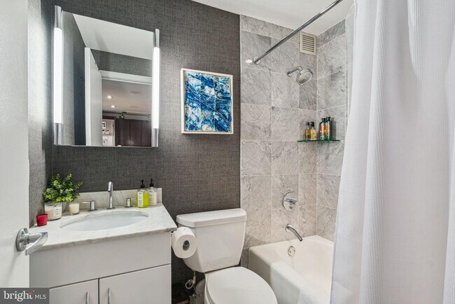 Building Photo - 219 S 18th St