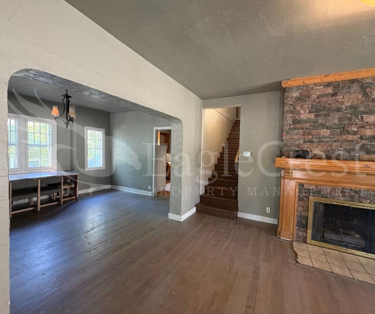 Building Photo - Large 8-Bedroom Home Across from Whitman College – Lawn Care Included