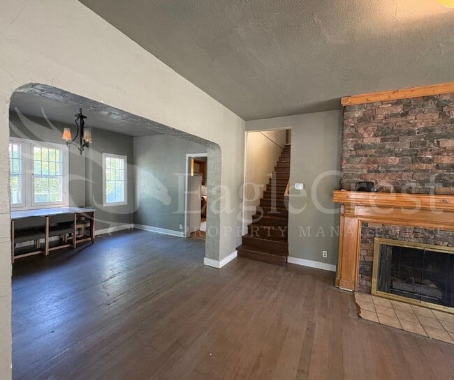 Building Photo - Large 8-Bedroom Home Across from Whitman College – Lawn Care Included