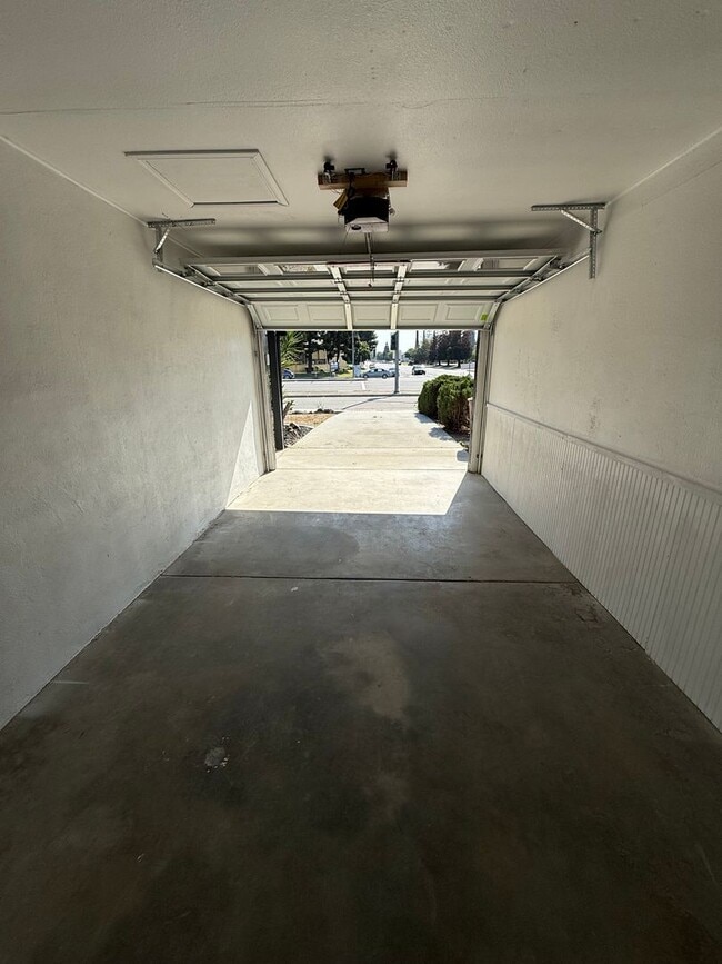 Building Photo - Charming 2-Bedroom, 2-Bathroom Home in 55 ...