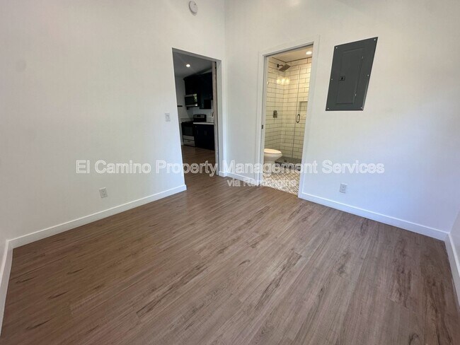 Building Photo - 425 E Wellington Ave