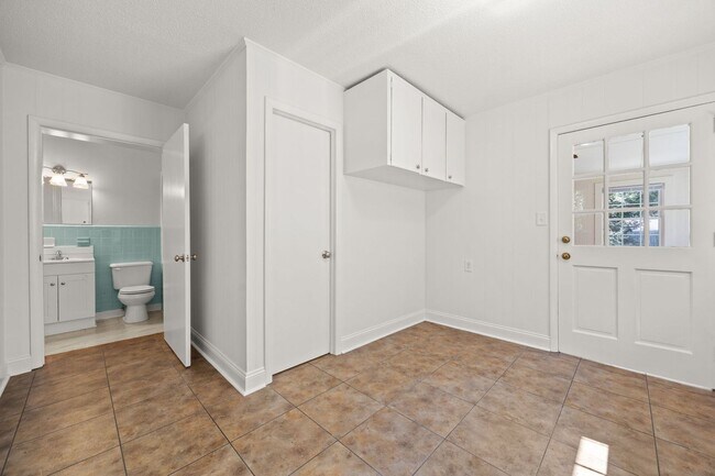 Building Photo - 3 Bed 2 Bath Just Outside Downtown Lilling...