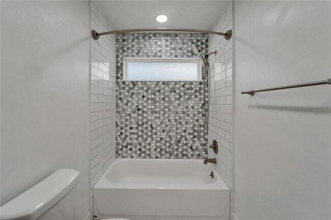 Building Photo - 2552 Bramblewood Dr W