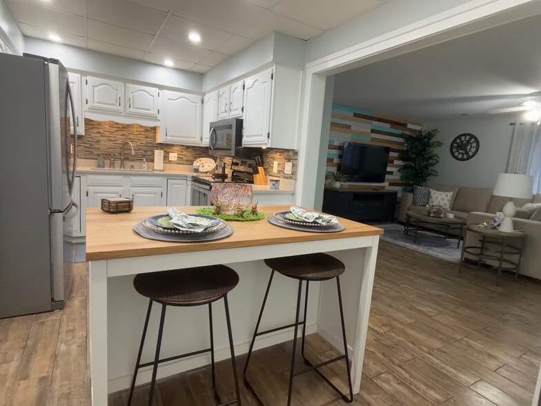 Building Photo - 920 Camellia Dr