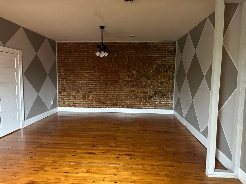 Building Photo - 112 Robinson St