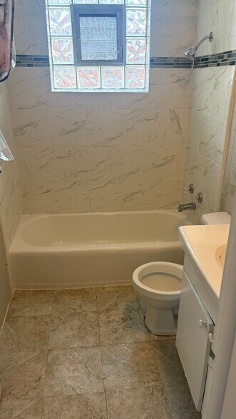 Building Photo - 929 W North Ave