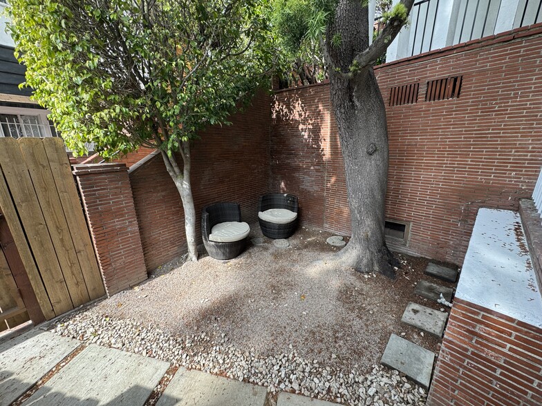 Big private patio . Great for dogs - 1320 S Beverly Glen Blvd