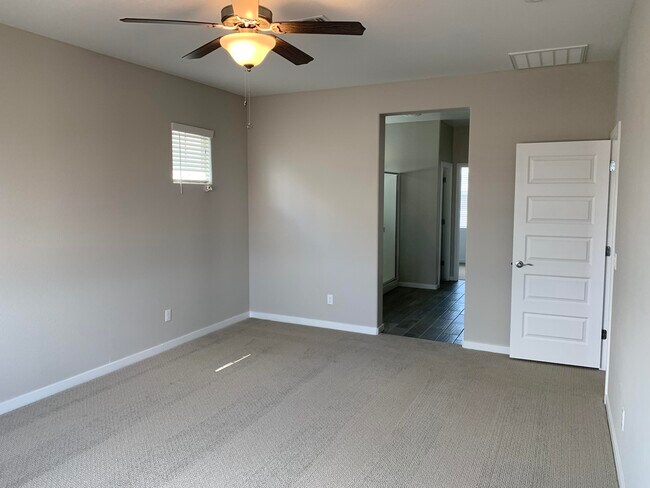 Building Photo - 715 N Sparrow Dr