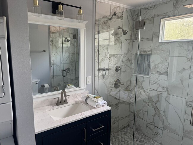 Building Photo - Large 4 bedroom West Tampa Bungalow
