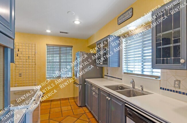 Building Photo - Mid-century charmer near University of Ari...