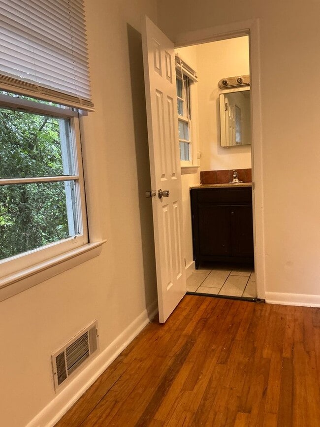 Building Photo - 3 bedroom 2 bathroom house conveniently lo...