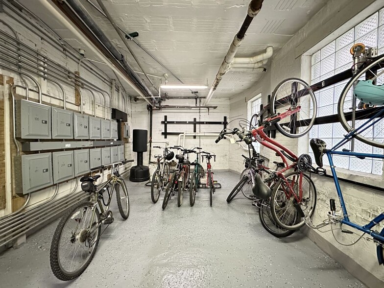 Building Photo - 5517 N Kenmore Ave