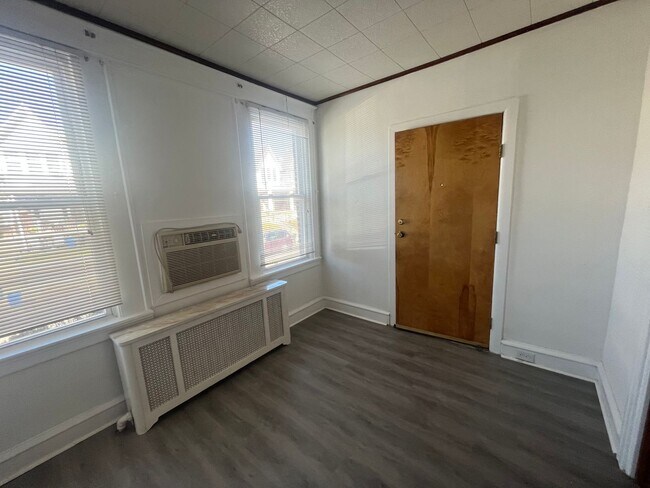 Building Photo - PHA only 3 bedroom, 1 bathroom house