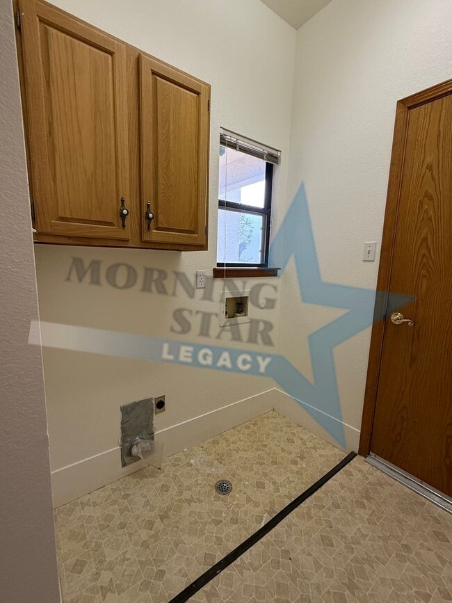 Building Photo - Move-in Special! Charming Home with Mountain Views!