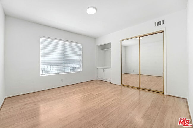 Building Photo - 10393 Almayo Ave