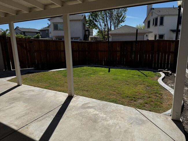 Building Photo - Beautiful and spacious 4 bedroom/ 2.5 bathroom home