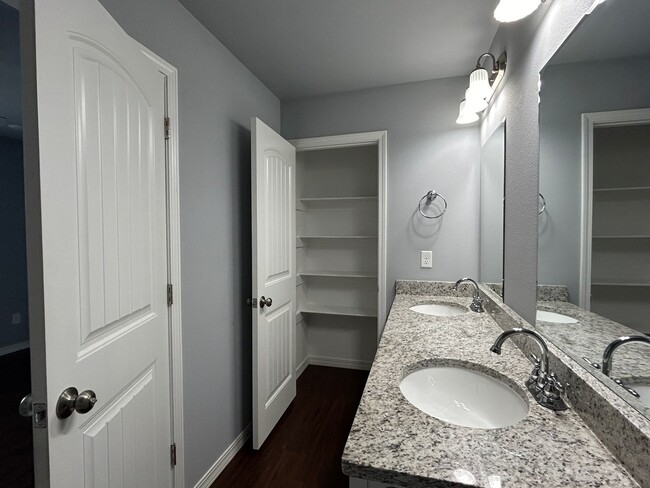 Building Photo - Townhouse with Garage - Minutes from Downt...