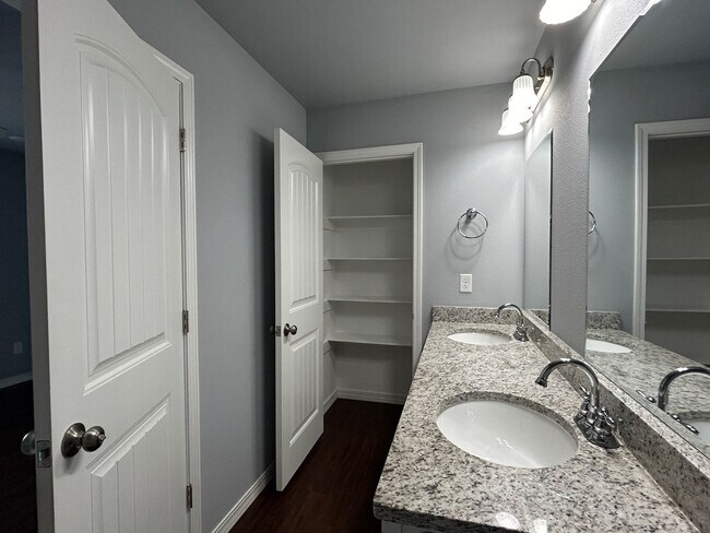 Building Photo - Townhouse with Garage - Minutes from Downtown Rogers