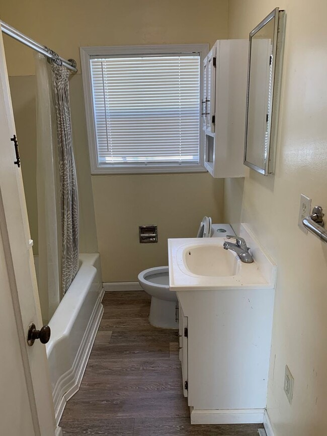 Building Photo - Two bedroom 1 bath