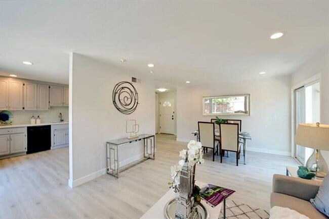 Building Photo - Cute Home in Blossom Hill with A/C, W/D, F...
