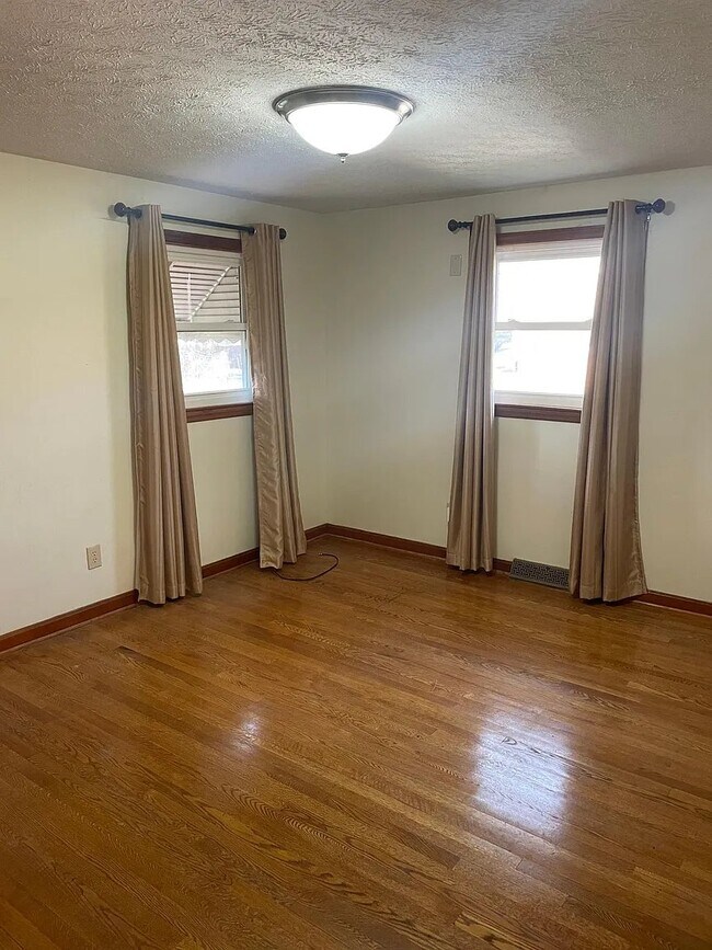 Building Photo - 606 Doe St