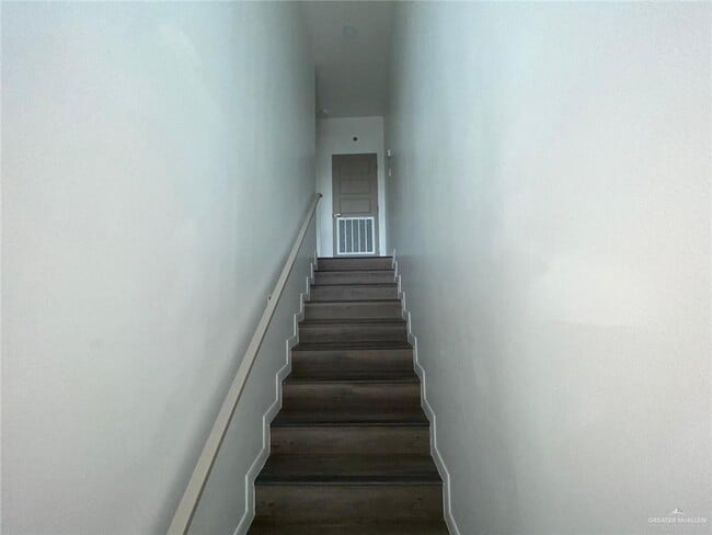 Building Photo - 14 Sprague St W