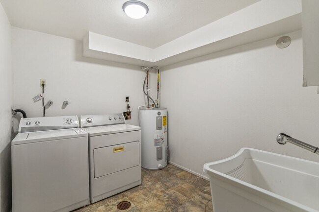 Building Photo - 2633 Juniper Ave