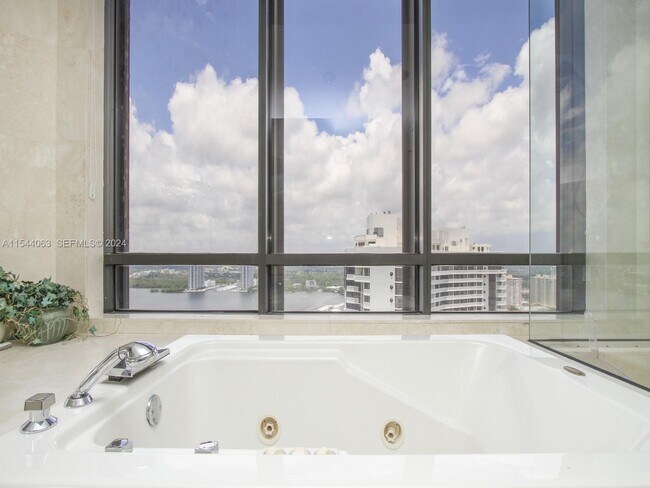 Building Photo - 2000 Island Blvd