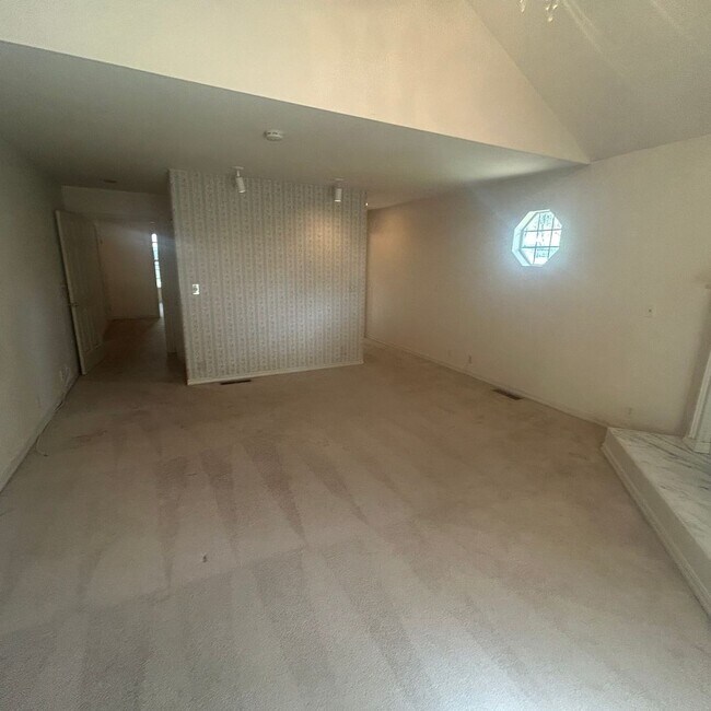 Building Photo - Beautiful Lake Wildwood Home with private back yard.