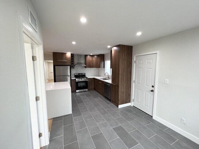 Building Photo - Modern Pet-Friendly Hawthorne Home With Ga...