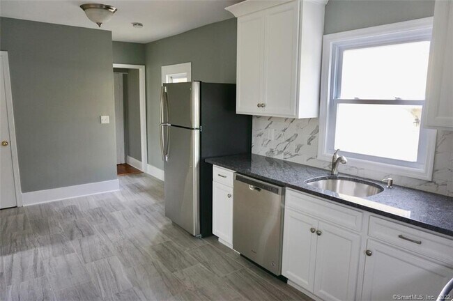 Building Photo - 15 Crofut Pl