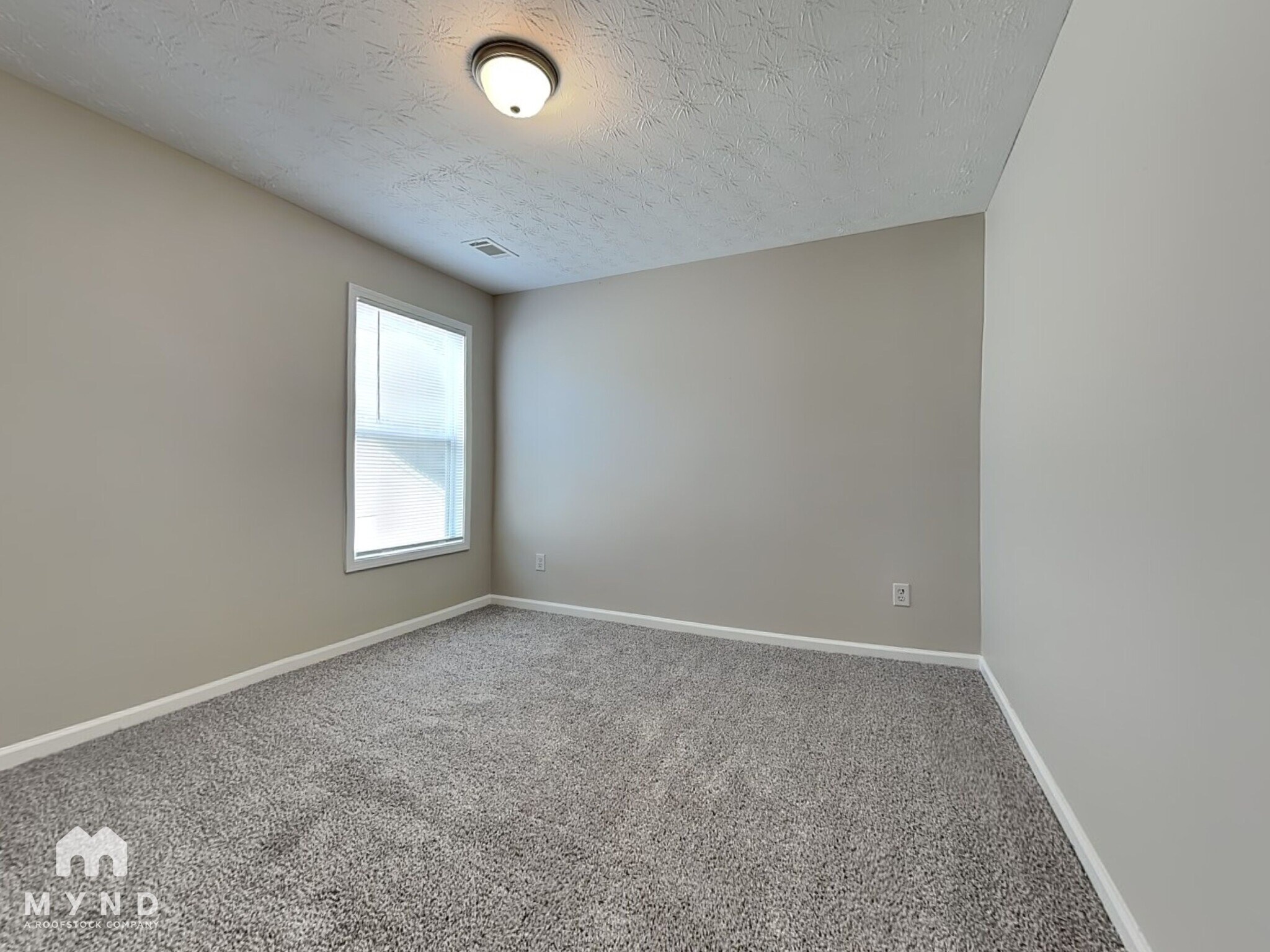 Building Photo - 2250 Village Green Dr