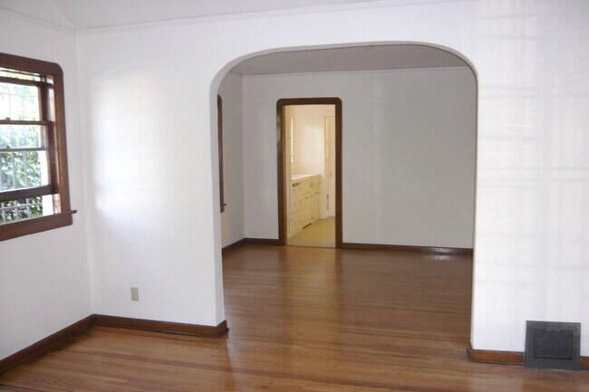 Building Photo - 465 N Alta Vista Blvd