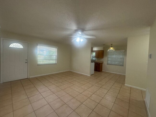 Building Photo - 2 Bedroom 1 Bath Duplex - Priced to Rent!